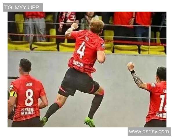 足球明星腿部受伤瞬间视频曝光引发球迷热议与担忧