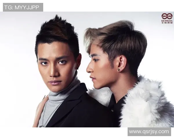 帅哥与足球明星亲密合影展现青春活力与运动魅力的完美结合